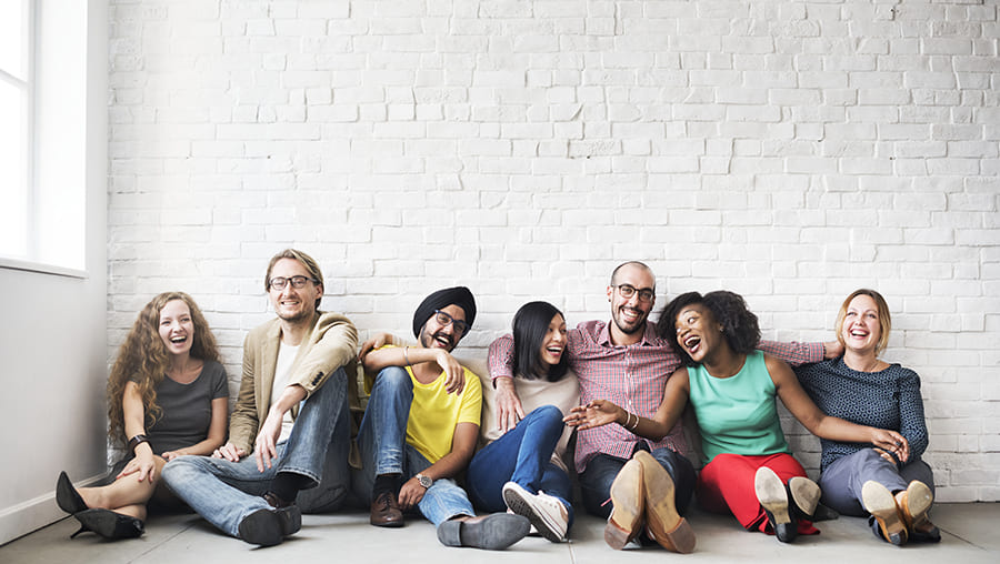How to Pose Large Friend Groups (By Group Size, No Awkward Lineups) 3