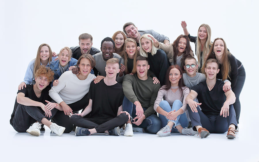 How to Pose Large Friend Groups (By Group Size, No Awkward Lineups) 4