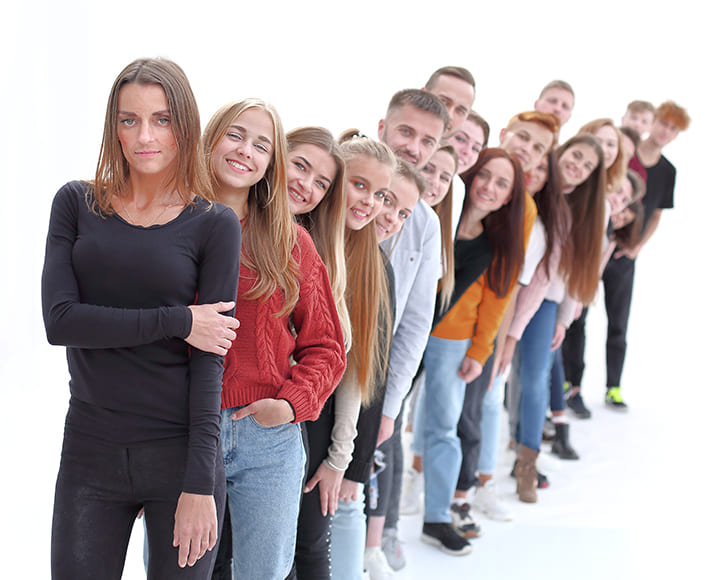 How to Pose Large Friend Groups (By Group Size, No Awkward Lineups) 5