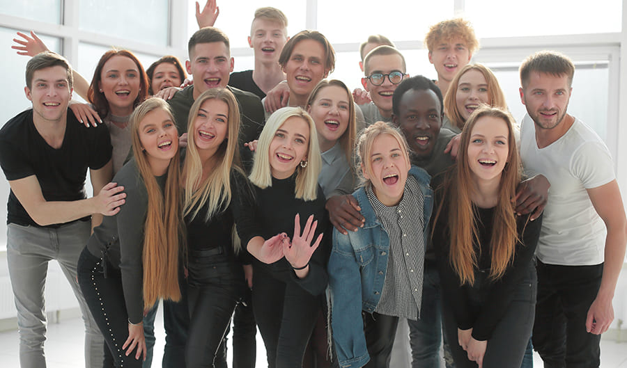 How to Pose Large Friend Groups (By Group Size, No Awkward Lineups) 6