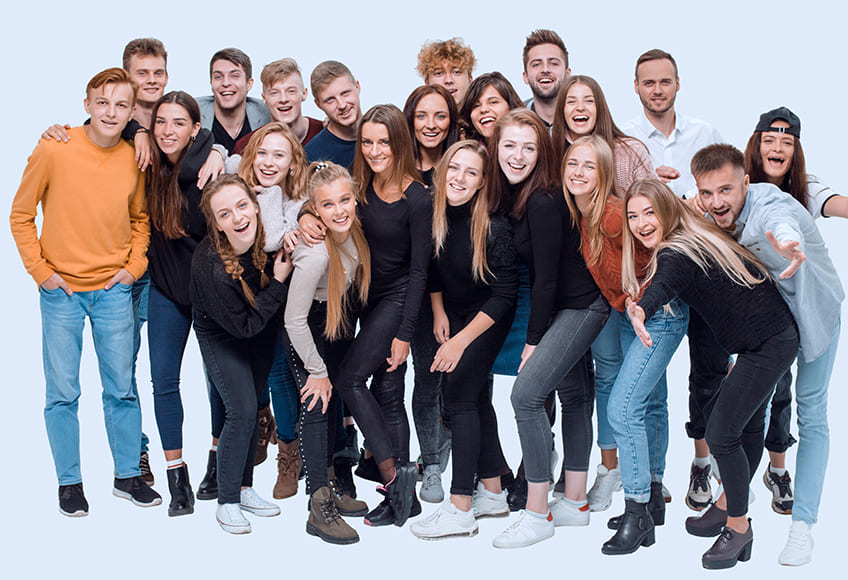 How to Pose Large Friend Groups (By Group Size, No Awkward Lineups) 7