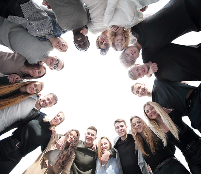 How to Pose Large Friend Groups (By Group Size, No Awkward Lineups) 8