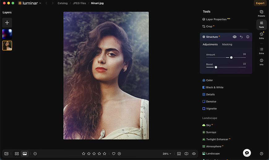 A photo editing software interface shows a portrait of a woman, with editing tools such as structure, color, and landscape enhancements visible on the right sidebar.