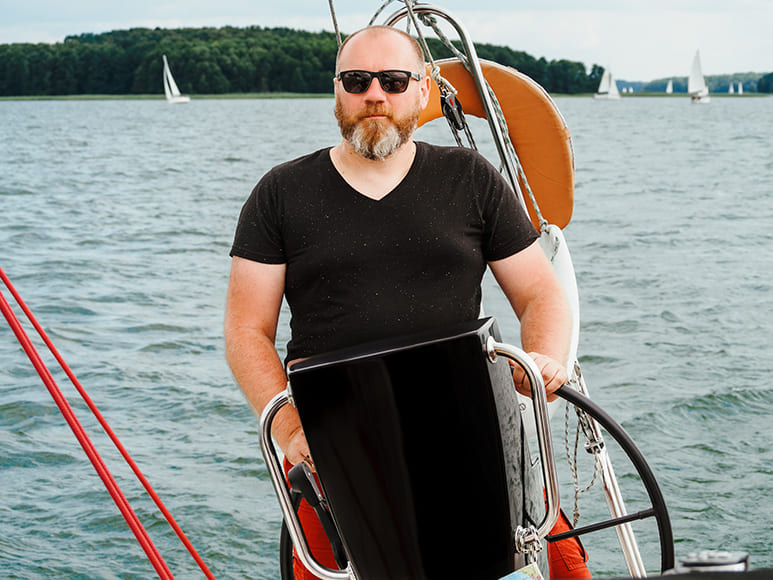 Confident Poses for Plus-Size Male Portraits and Groom Shoots 1