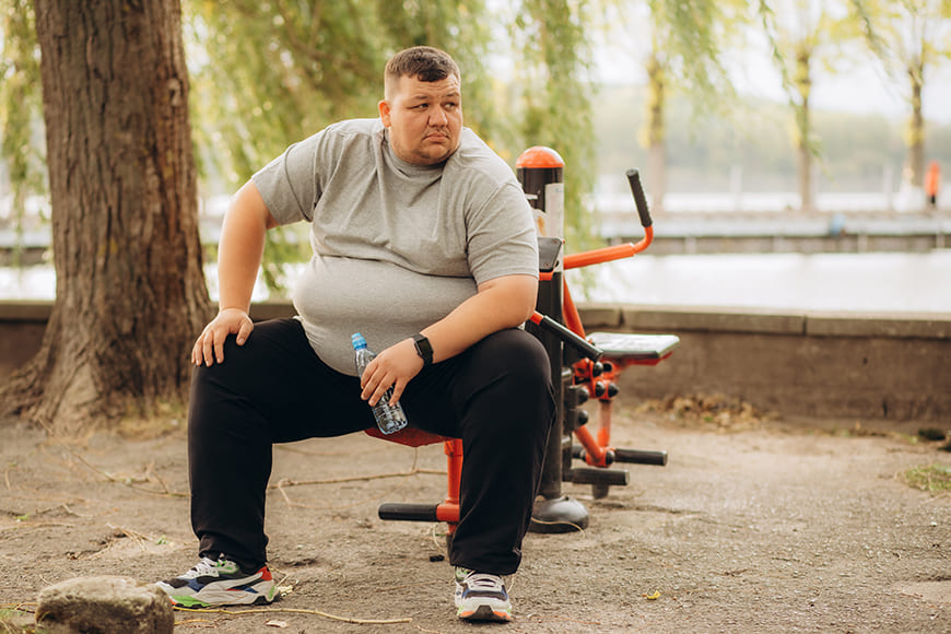 Confident Poses for Plus-Size Male Portraits and Groom Shoots 3