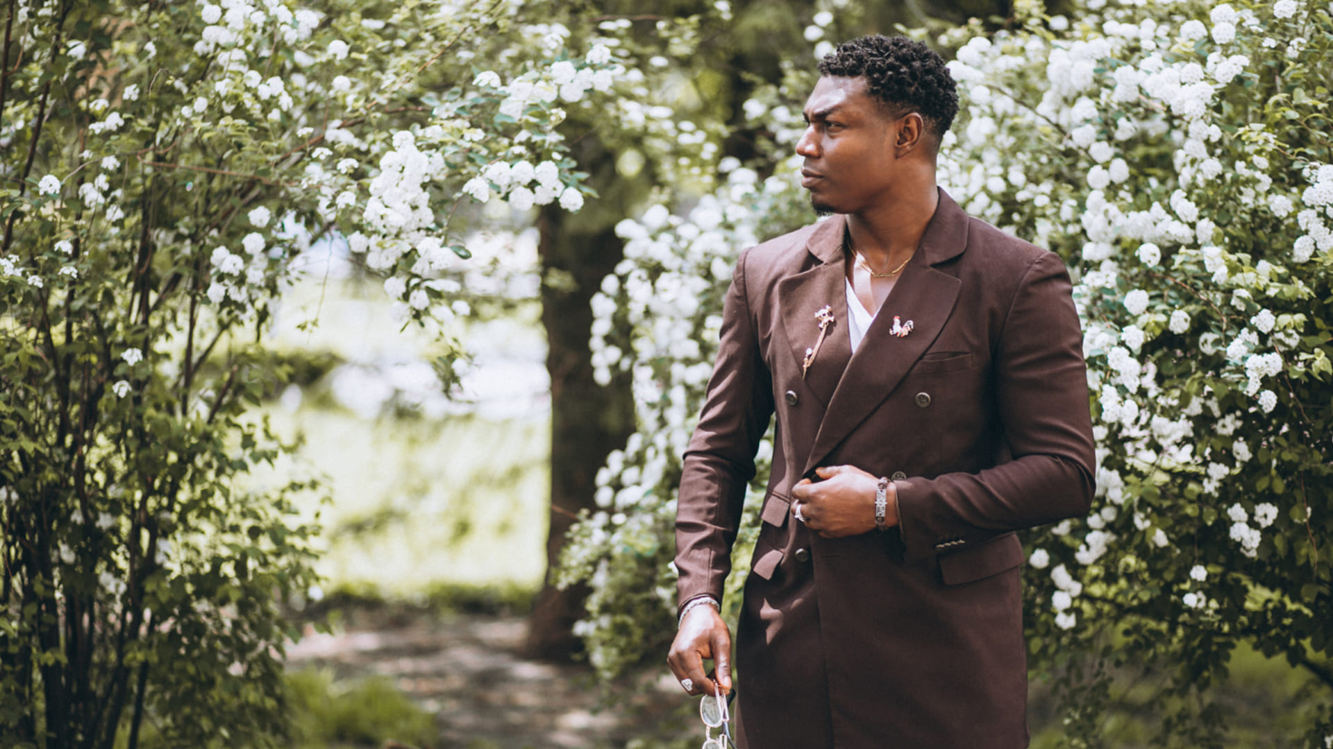 7 Confident Poses for Plus-Size Male Portraits and Groom Shoots 7 Confident Poses for Plus-Size Male Portraits and Groom Shoots