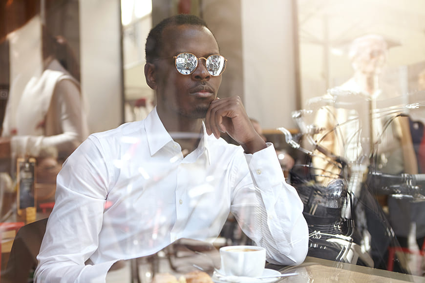 Coffee Shop Instagram Poses That Don’t Look Staged 3