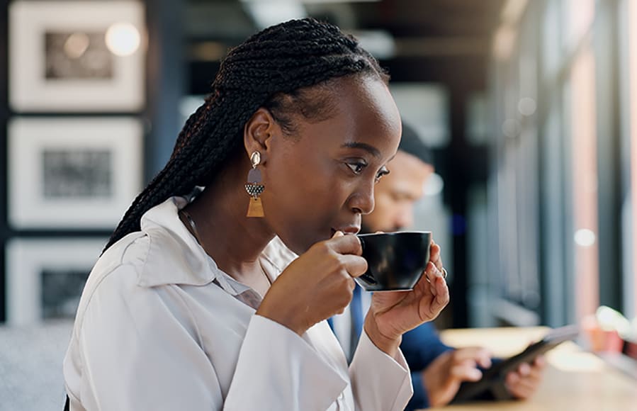 Coffee Shop Instagram Poses That Don’t Look Staged 6