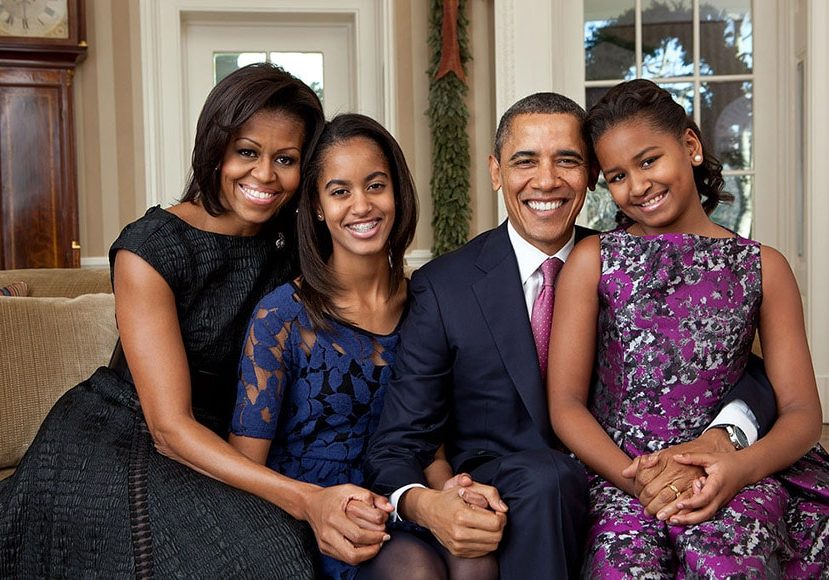 Barack_Obama_family_portrait_2011-Pete-Souza