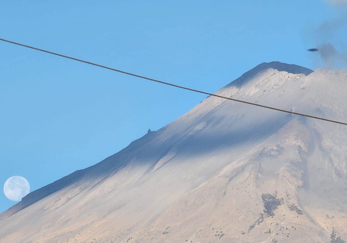 photo of popocatepetl volcano and ufo
