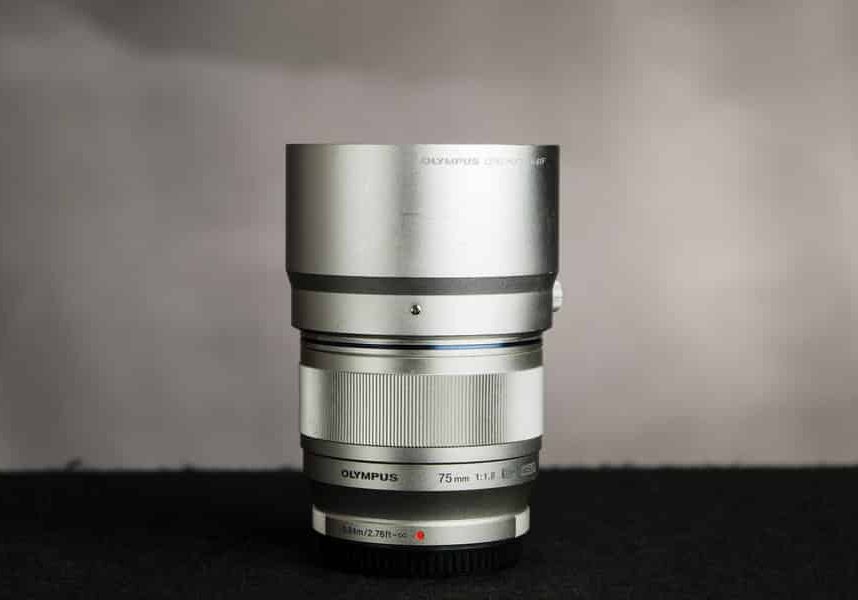 A close up look at the silver version of the Olympus 75mm f/1.8 lens.
